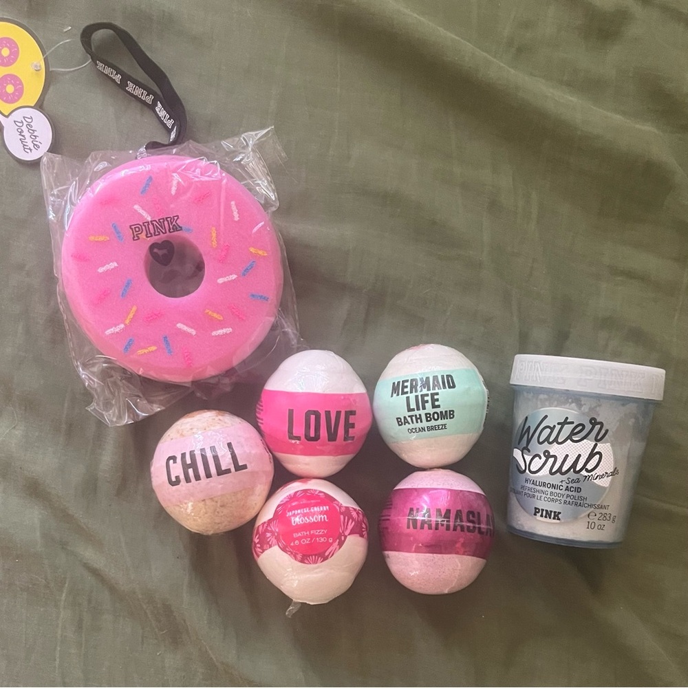 Victoria’s Secret PINK BBW Bath Bomb Body Scrub Sponge Set